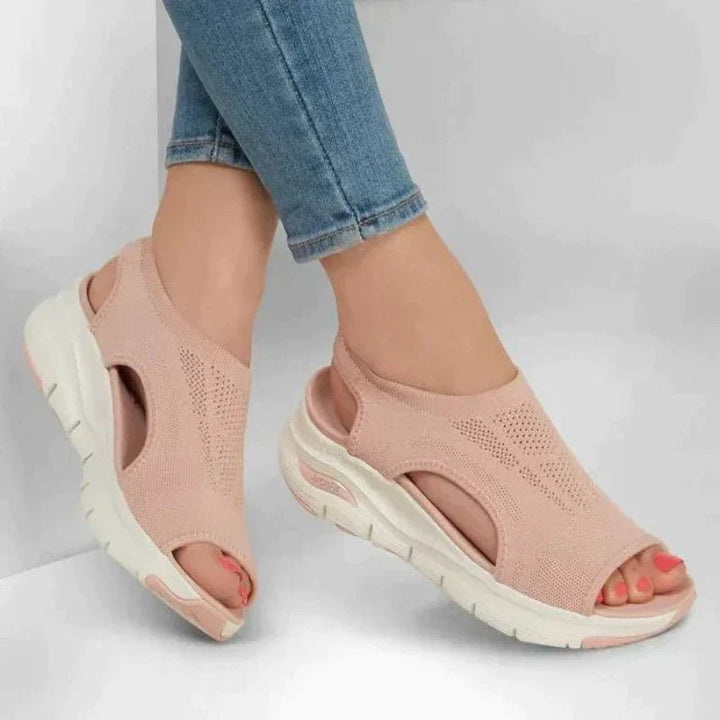 Femme portant Sandales Leonie | Sandales confortables pour femmes
