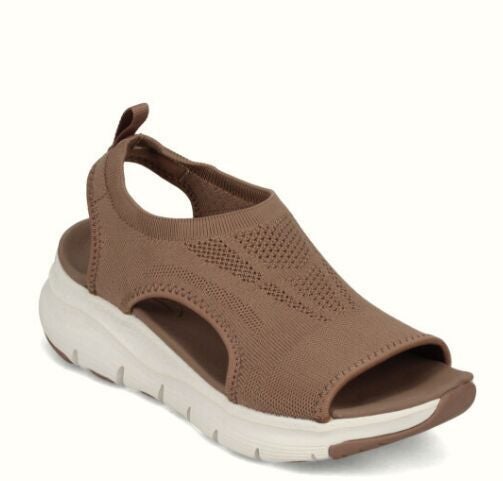 Femme portant Sandales Leonie | Sandales confortables pour femmes