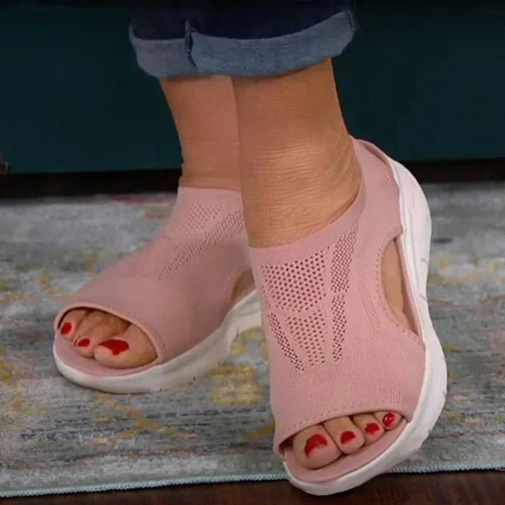 Femme portant Sandales Leonie | Sandales confortables pour femmes