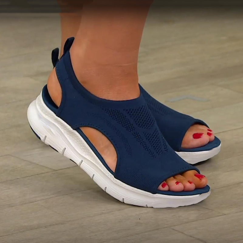 Femme portant Sandales Leonie | Sandales confortables pour femmes