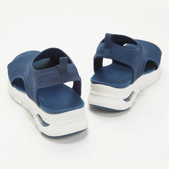 Femme portant Sandales Leonie | Sandales confortables pour femmes