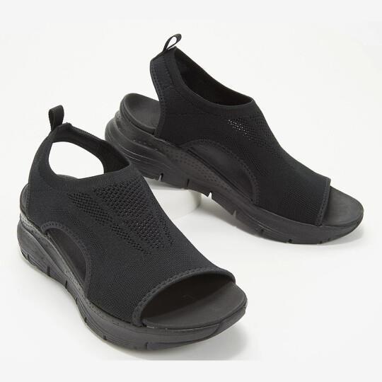 Femme portant Sandales Leonie | Sandales confortables pour femmes
