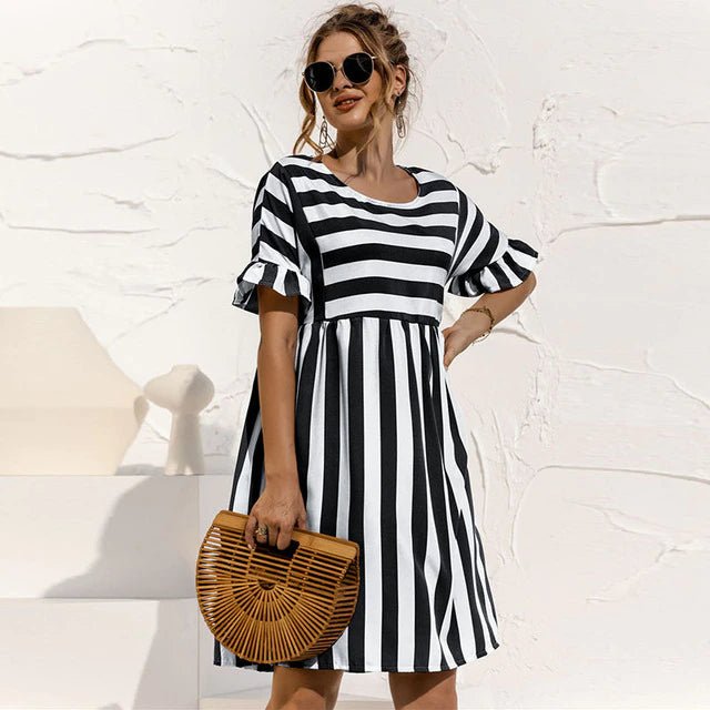Femme portant Robes Liora | Robe à Volants Rayée pour Femme