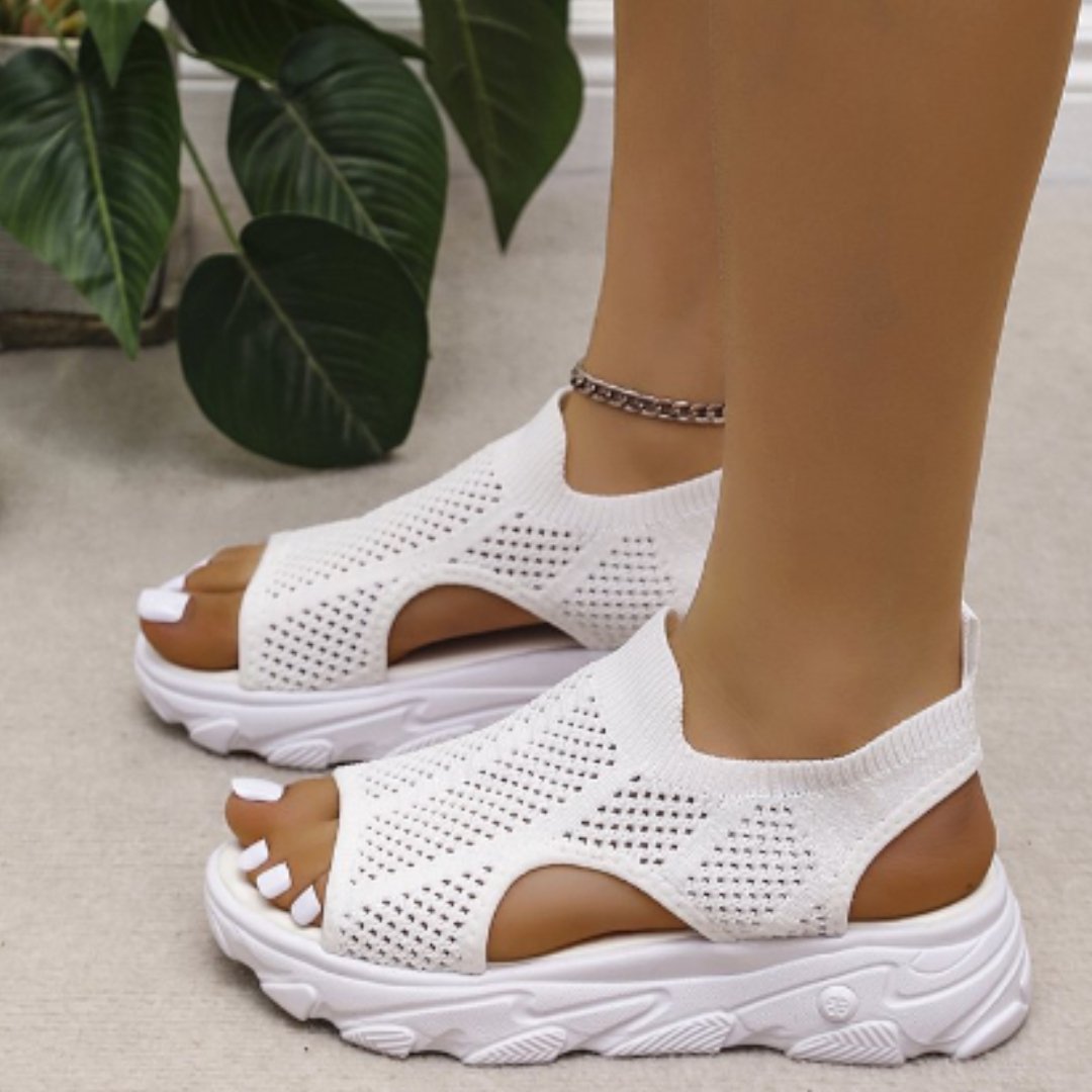 Femme portant Sandales Lurelia | Sandales De Confort Moderne Pour Femmes