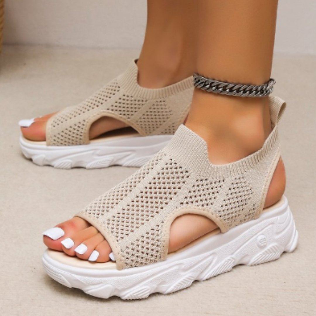 Femme portant Sandales Lurelia | Sandales De Confort Moderne Pour Femmes