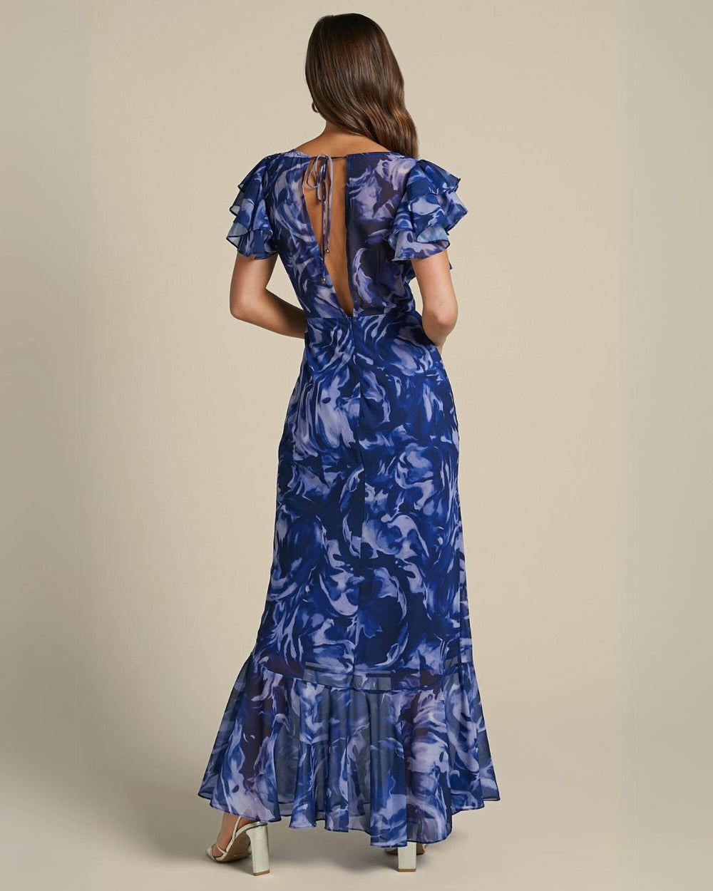 Femme portant Robe Longue Lysea | Robe Longue Bleue À Volants Élégants