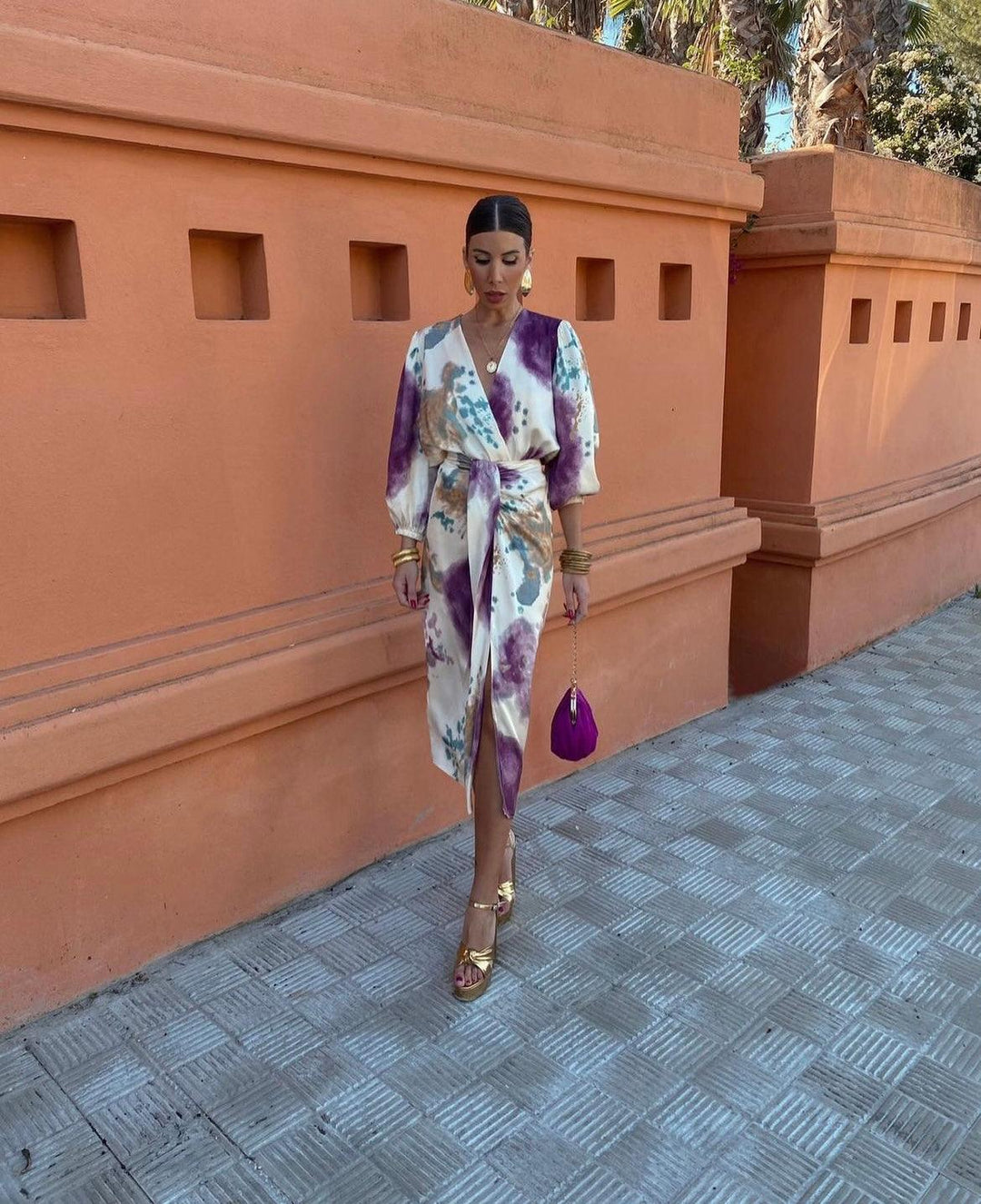 Femme portant Robe mariage invitée Lysianne | Robe Longue Lilas Élégante