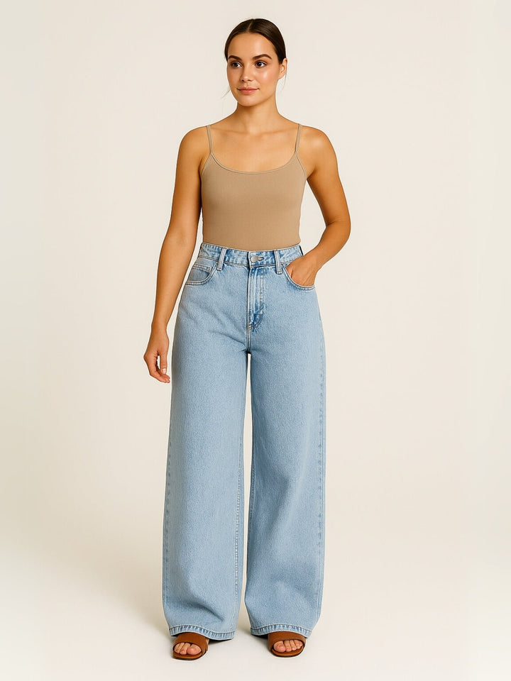 Femme portant Jean taille haute Maelina | Jean slim droit stretch taille haute