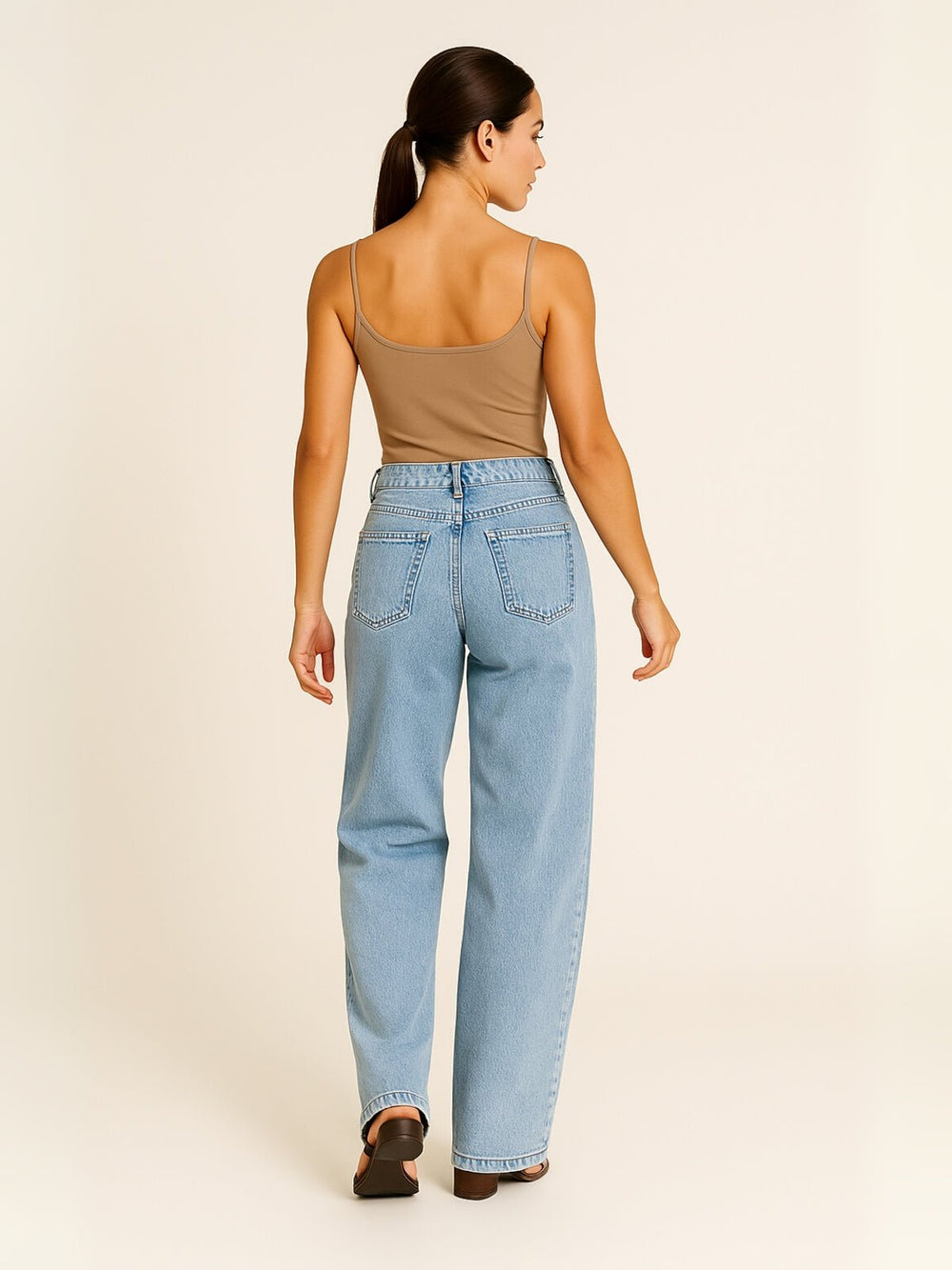 Femme portant Jean taille haute Maelina | Jean slim droit stretch taille haute