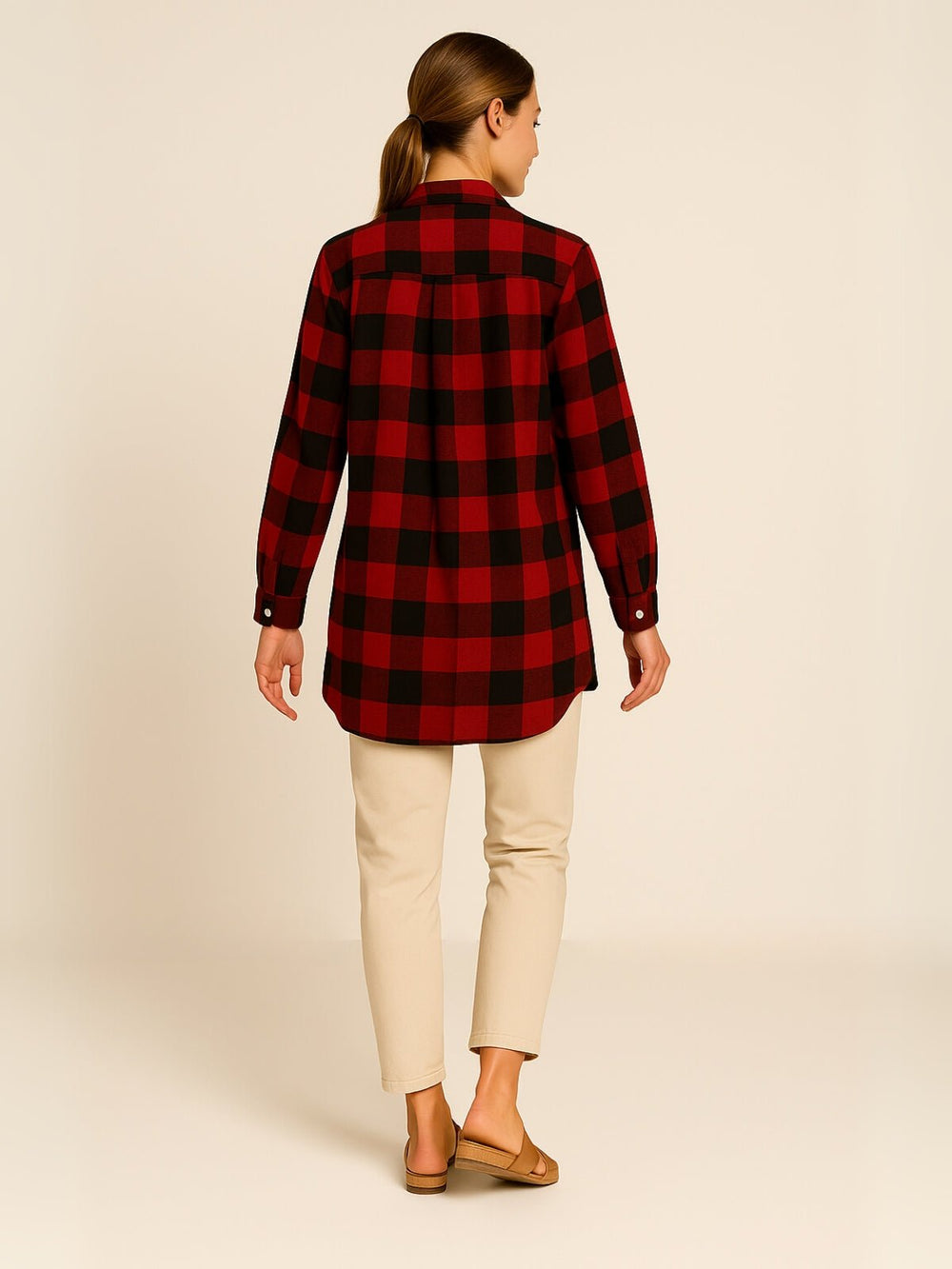Femme portant Chemisier Maëlya | Chemise à carreaux oversize