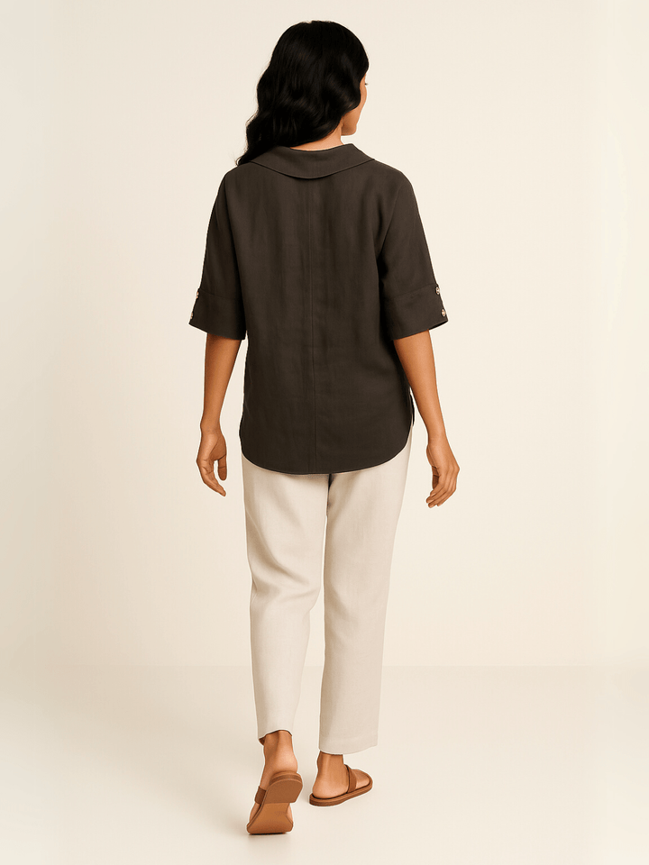 Femme portant Blouse Malachia | Blouse asymétrique col poupée fluide
