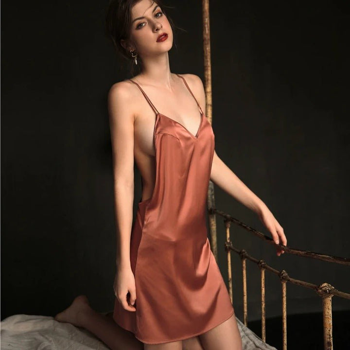 Femme portant Robe de Nuit Margot - Nuisette Élégante en Dentelle
