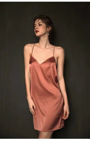 Femme portant Nuisette Margot | Nuisette en soie et dentelle