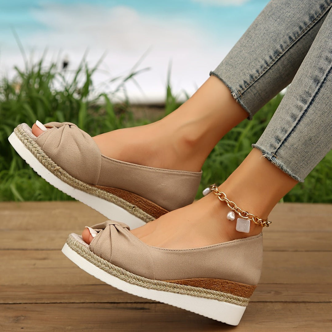 Femme portant Sandales Marigold | Espadrilles Décontractées À Nœuds Pour Femmes | Abricot