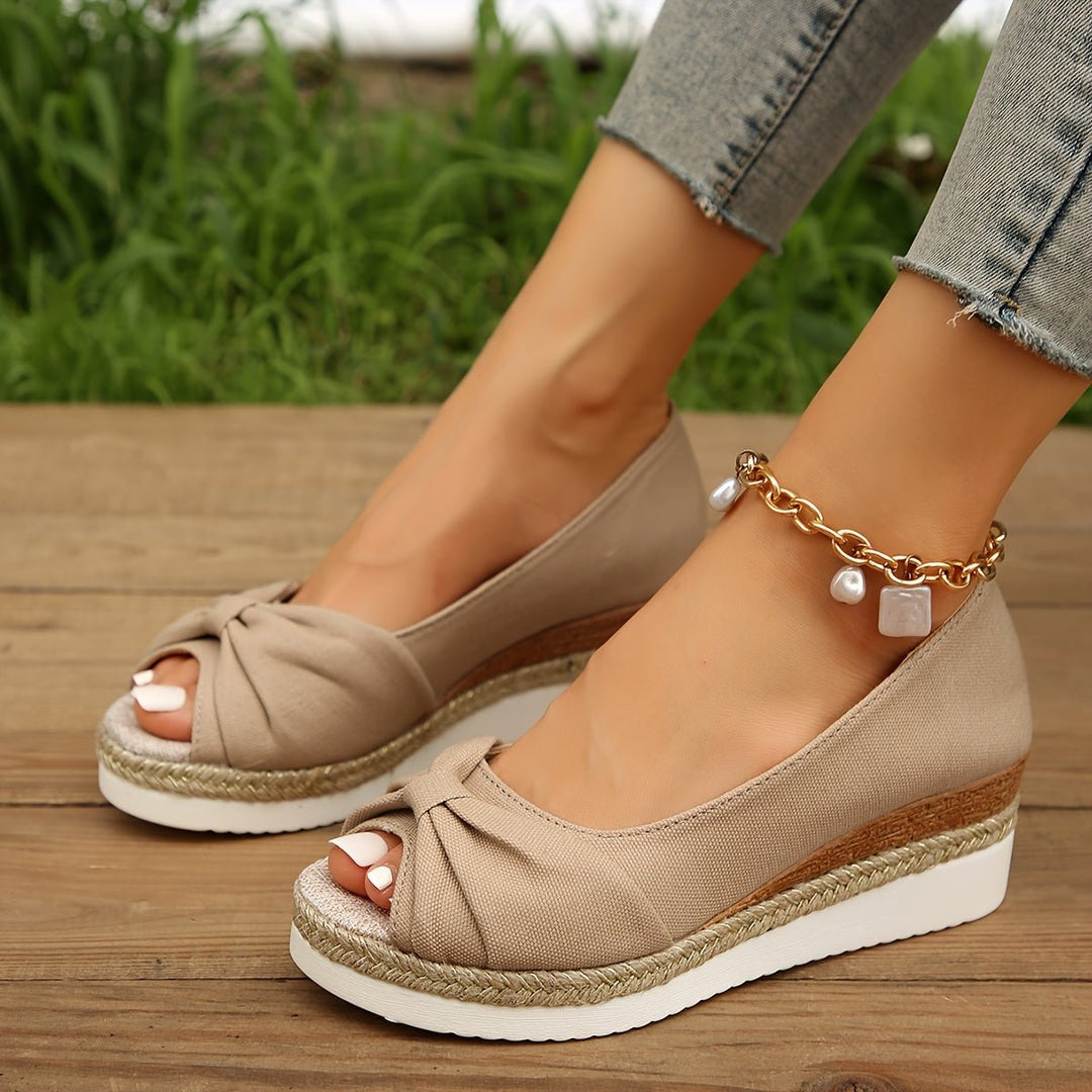 Femme portant Sandales Marigold | Espadrilles Décontractées À Nœuds Pour Femmes | Abricot