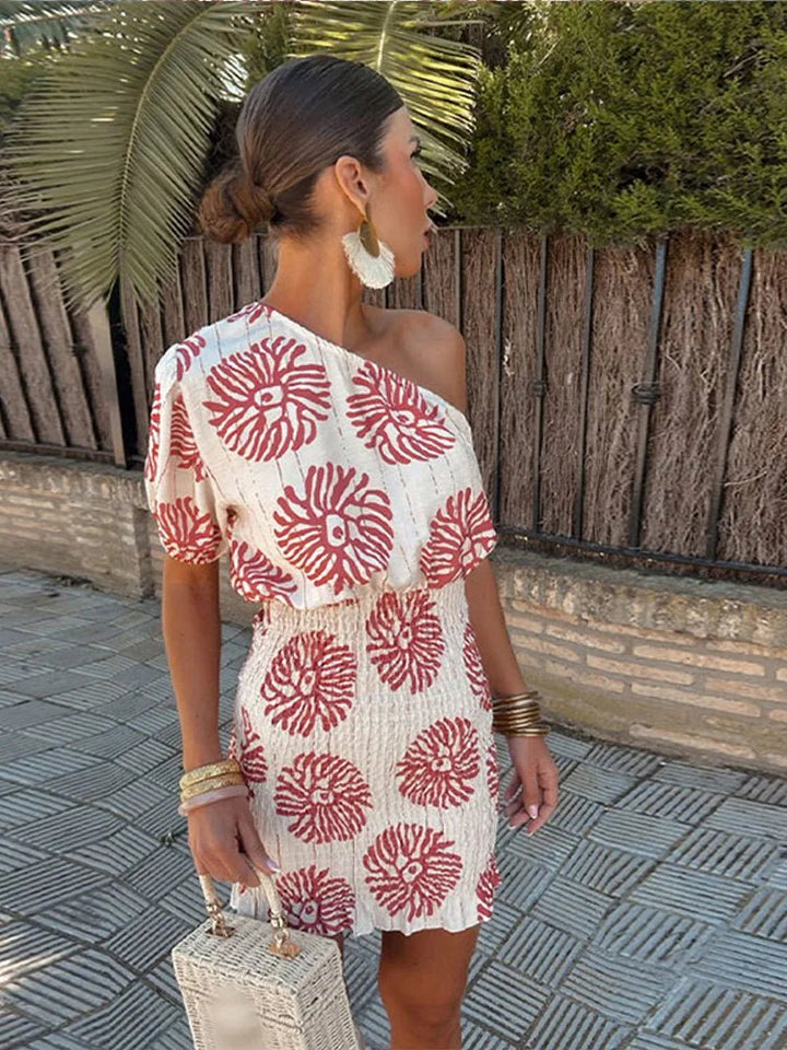 Femme portant Robes Marilena | Robe Élégante et Polyvalente Pour Femmes | Rouge
