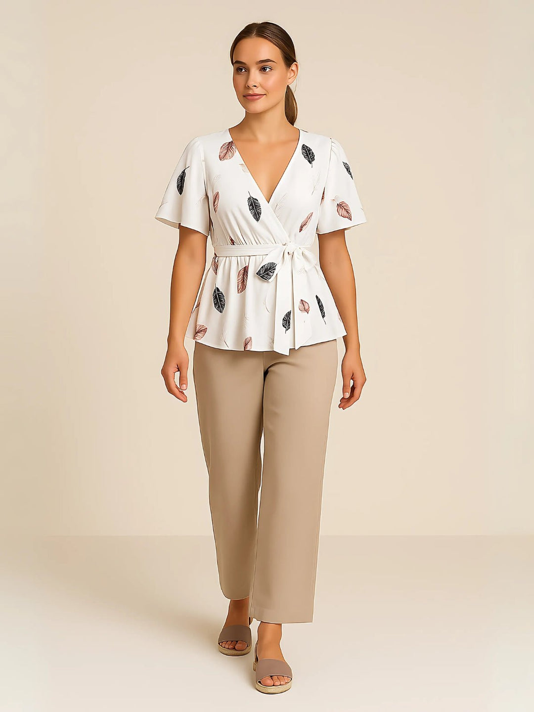 Femme portant Blouse Milayana | Blouse cache - cœur fleurie chic