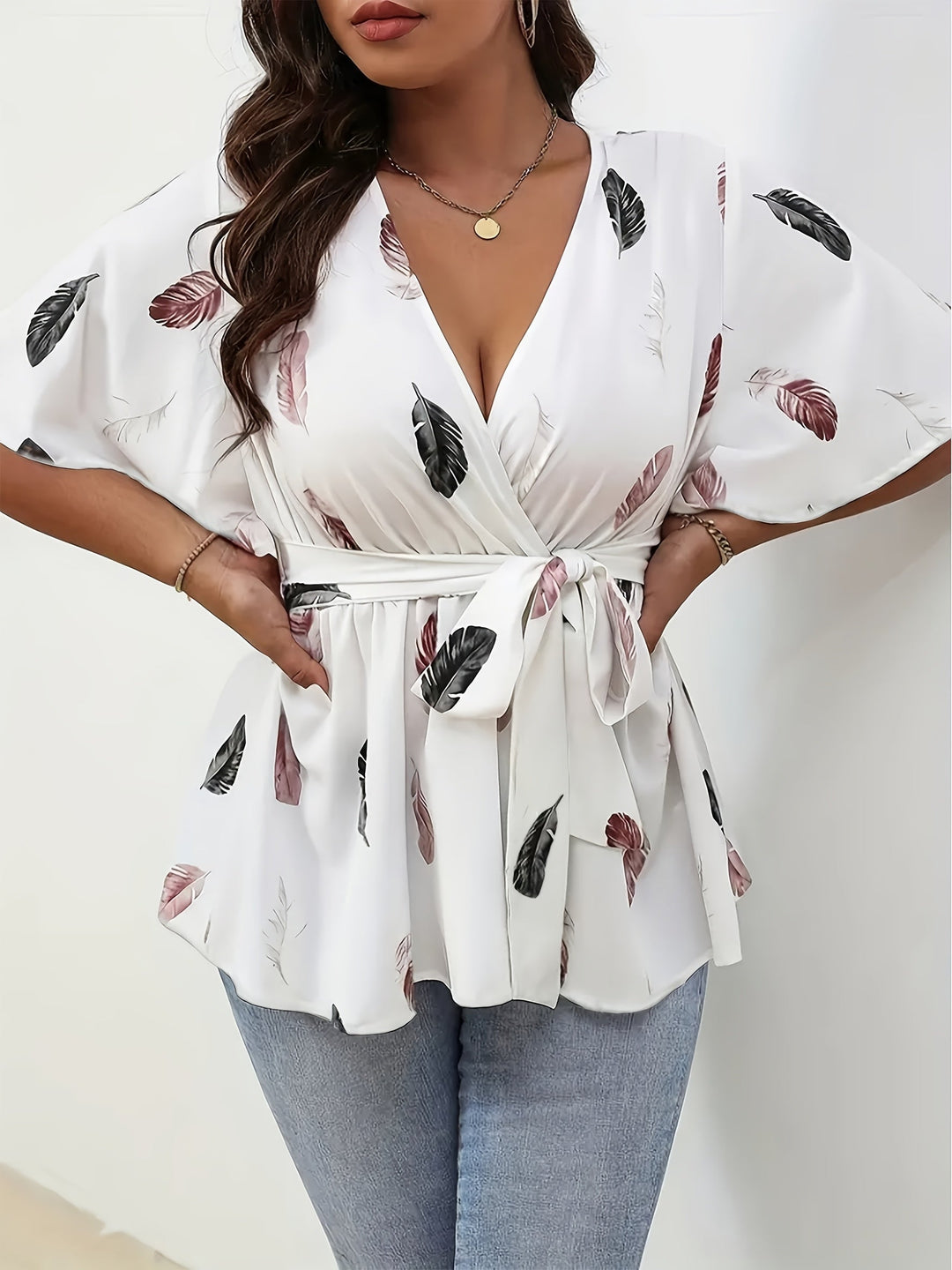 Femme portant Blouse Milayana | Blouse cache - cœur fleurie chic