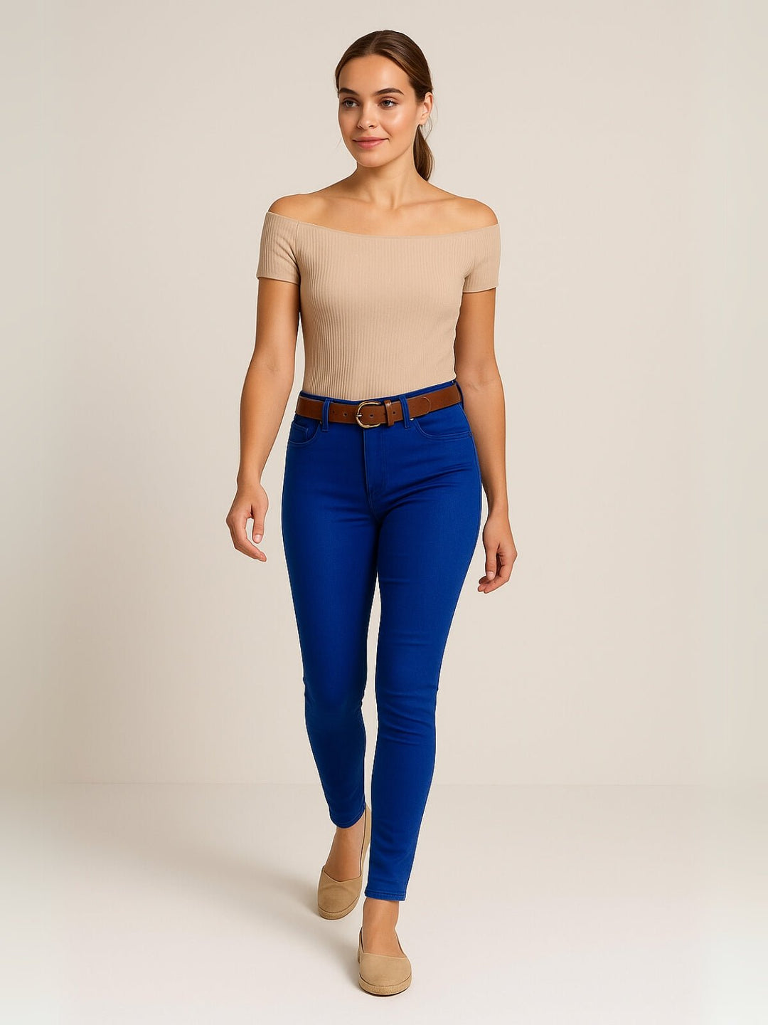 Femme portant Jean noir Miloria | Pantalon skinny effet cuir brillant