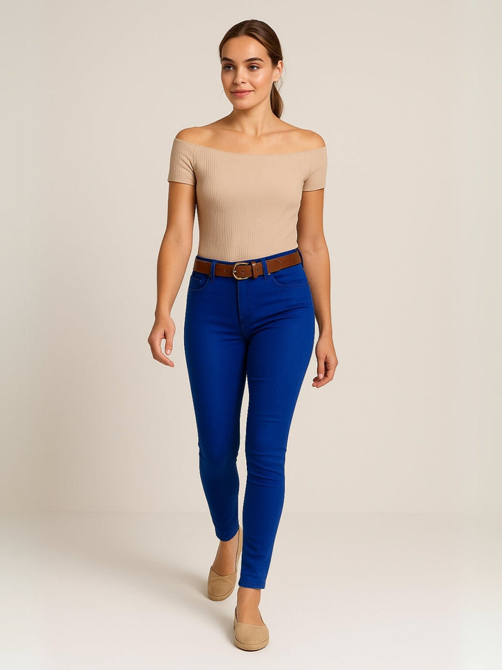 Femme portant Jean noir Miloria | Pantalon skinny effet cuir brillant