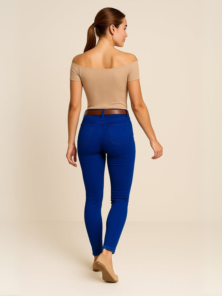 Femme portant Jean noir Miloria | Pantalon skinny effet cuir brillant