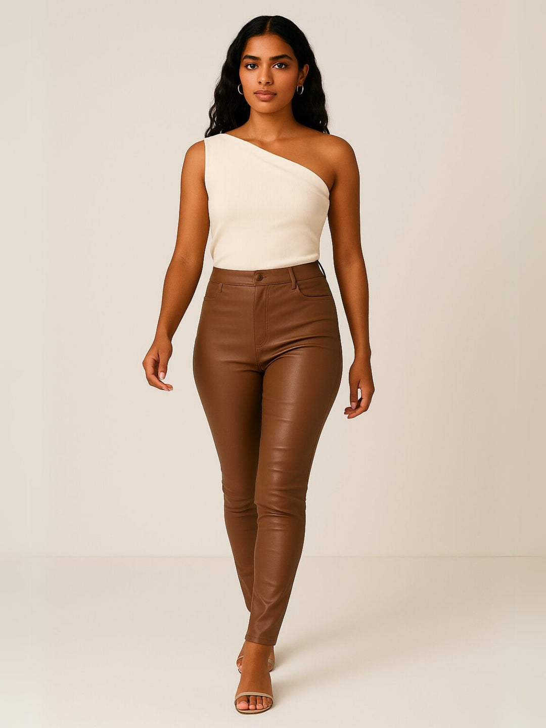 Femme portant Jean noir Miloria | Pantalon skinny effet cuir brillant