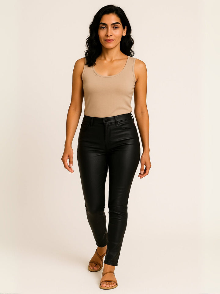 Femme portant Jean noir Miloria | Pantalon skinny effet cuir brillant