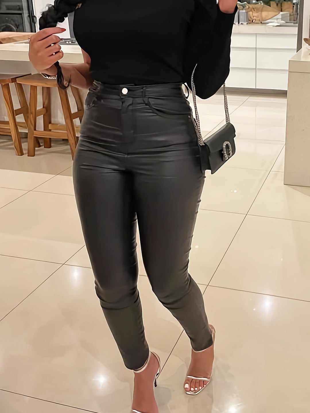 Femme portant Jean noir Miloria | Pantalon skinny effet cuir brillant