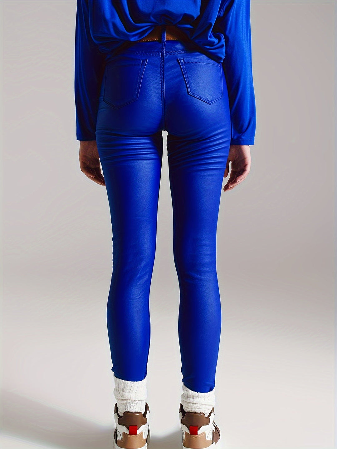 Femme portant Jean noir Miloria | Pantalon skinny effet cuir brillant