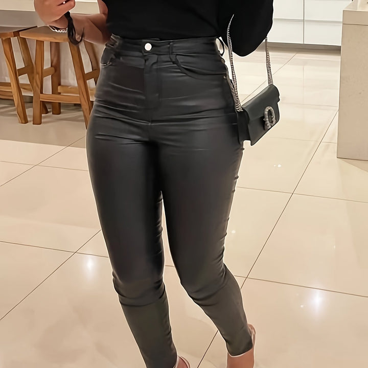 Femme portant Jean noir Miloria | Pantalon skinny effet cuir brillant