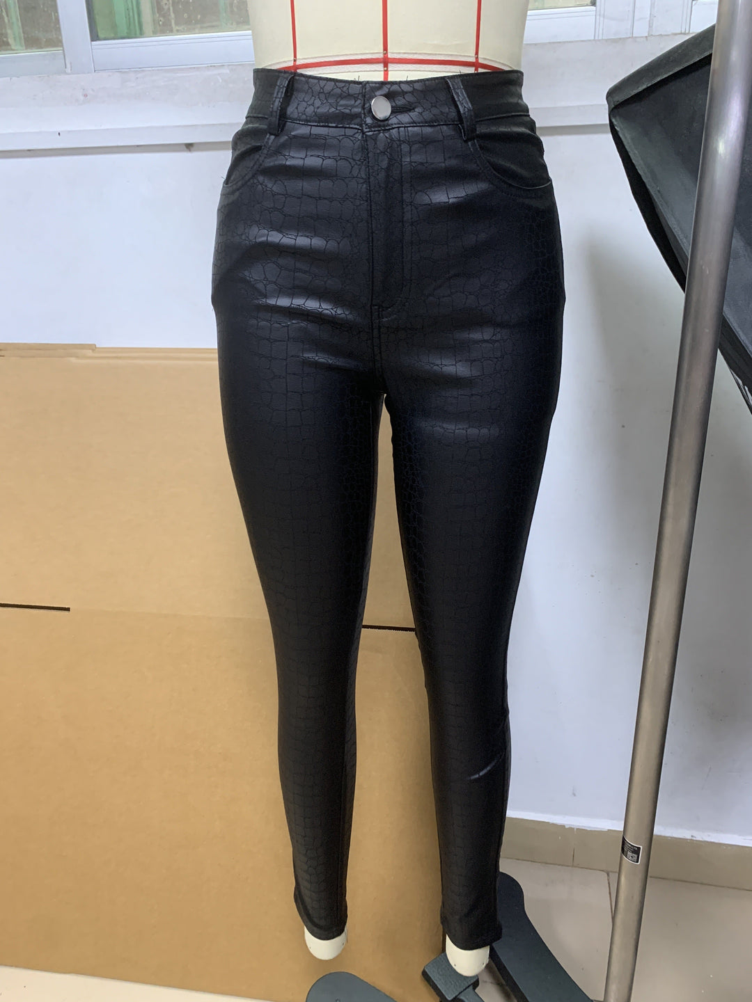 Femme portant Jean noir Miloria | Pantalon skinny effet cuir brillant