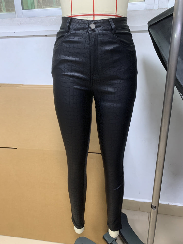Femme portant Jean noir Miloria | Pantalon skinny effet cuir brillant