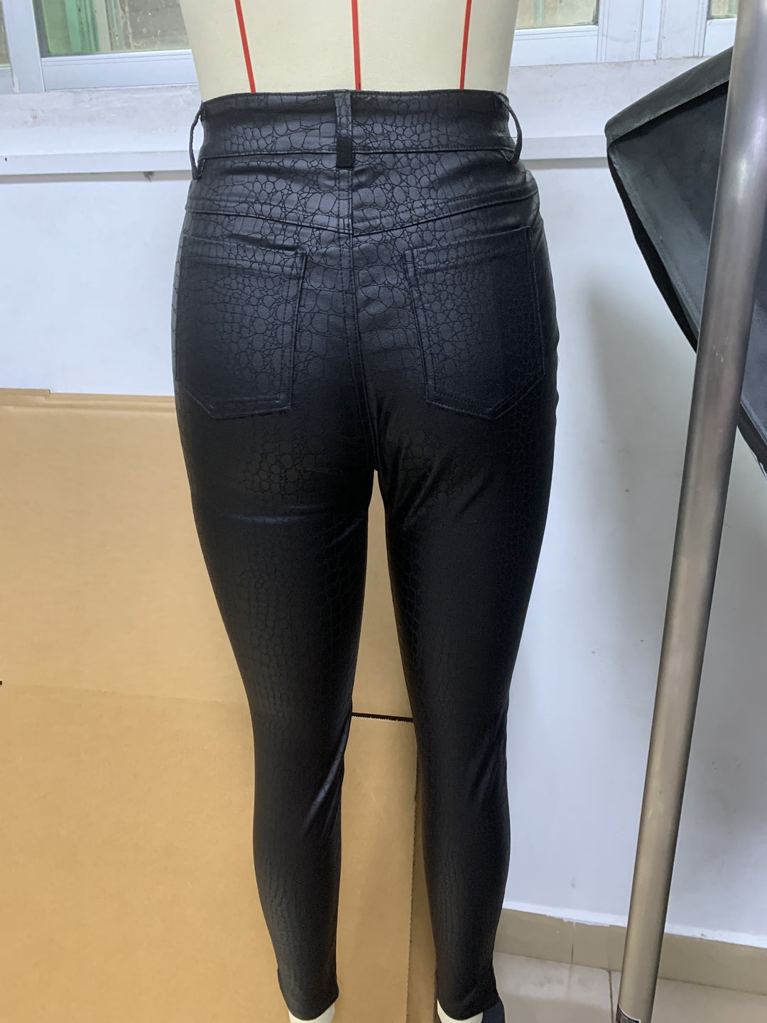 Femme portant Jean noir Miloria | Pantalon skinny effet cuir brillant