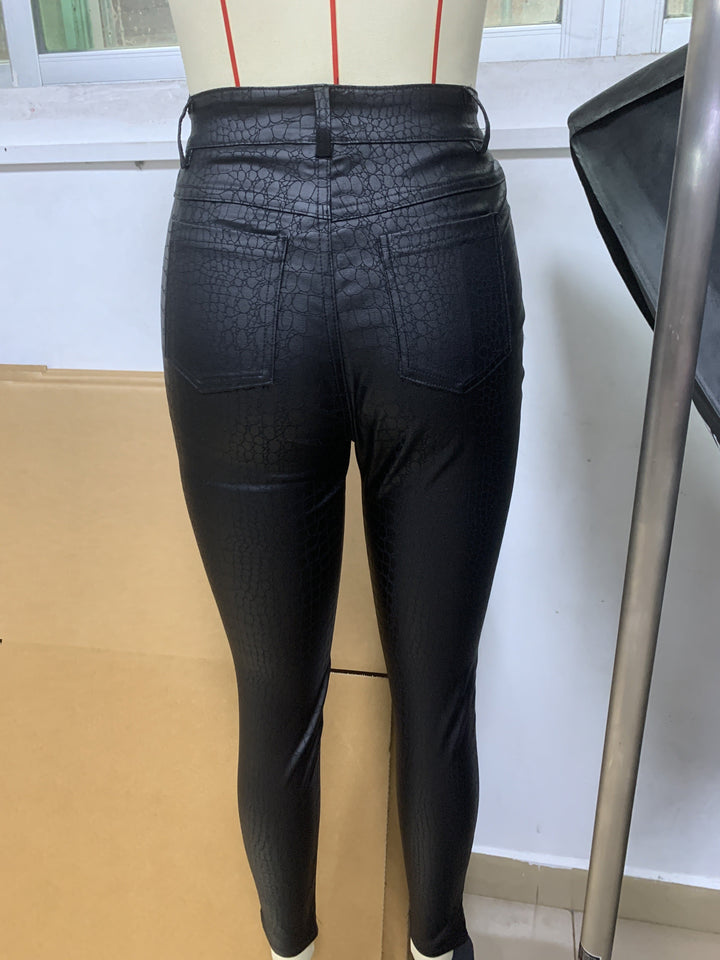 Femme portant Jean noir Miloria | Pantalon skinny effet cuir brillant