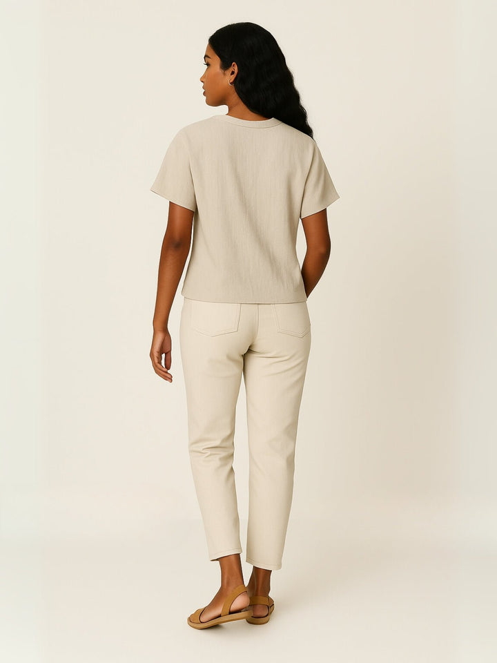 Femme portant Blouse Mireza | Blouse en coton boutonnée à col V fluide
