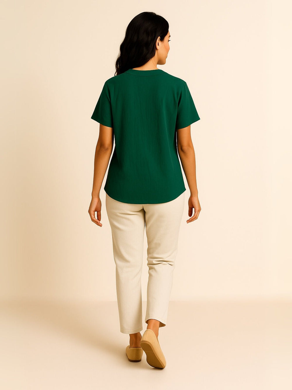Femme portant Blouse Mireza | Blouse en coton boutonnée à col V fluide