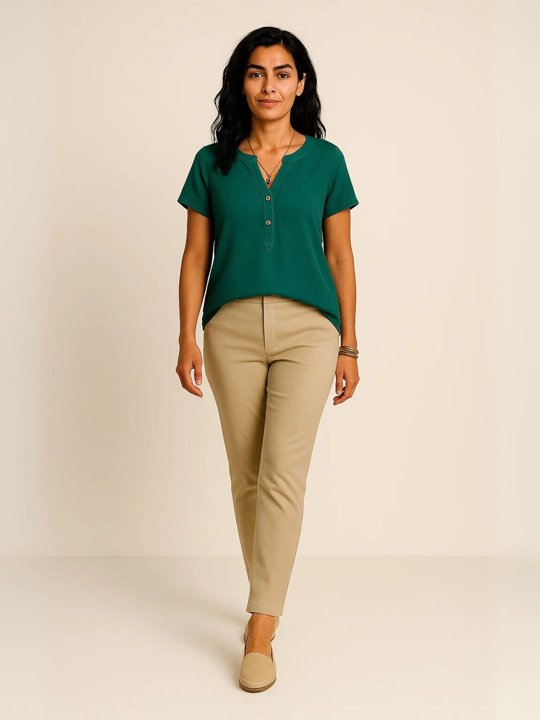 Femme portant Blouse Mireza | Blouse en coton boutonnée à col V fluide