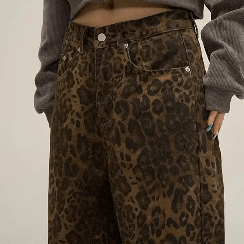 Femme portant Pantalons Nadine | Pantalon Vintage Baggy pour Femme | Confort et Charme Rétro