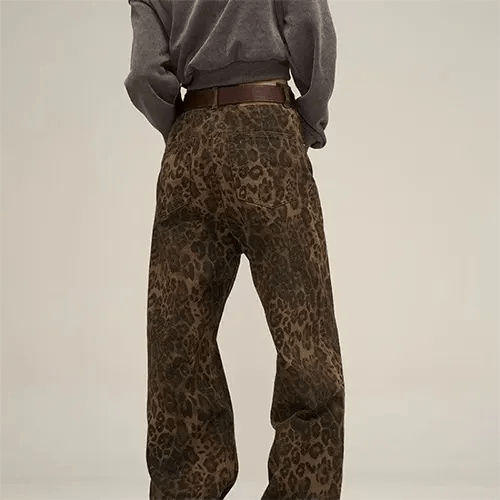 Femme portant Pantalons Nadine | Pantalon Vintage Baggy pour Femme | Confort et Charme Rétro