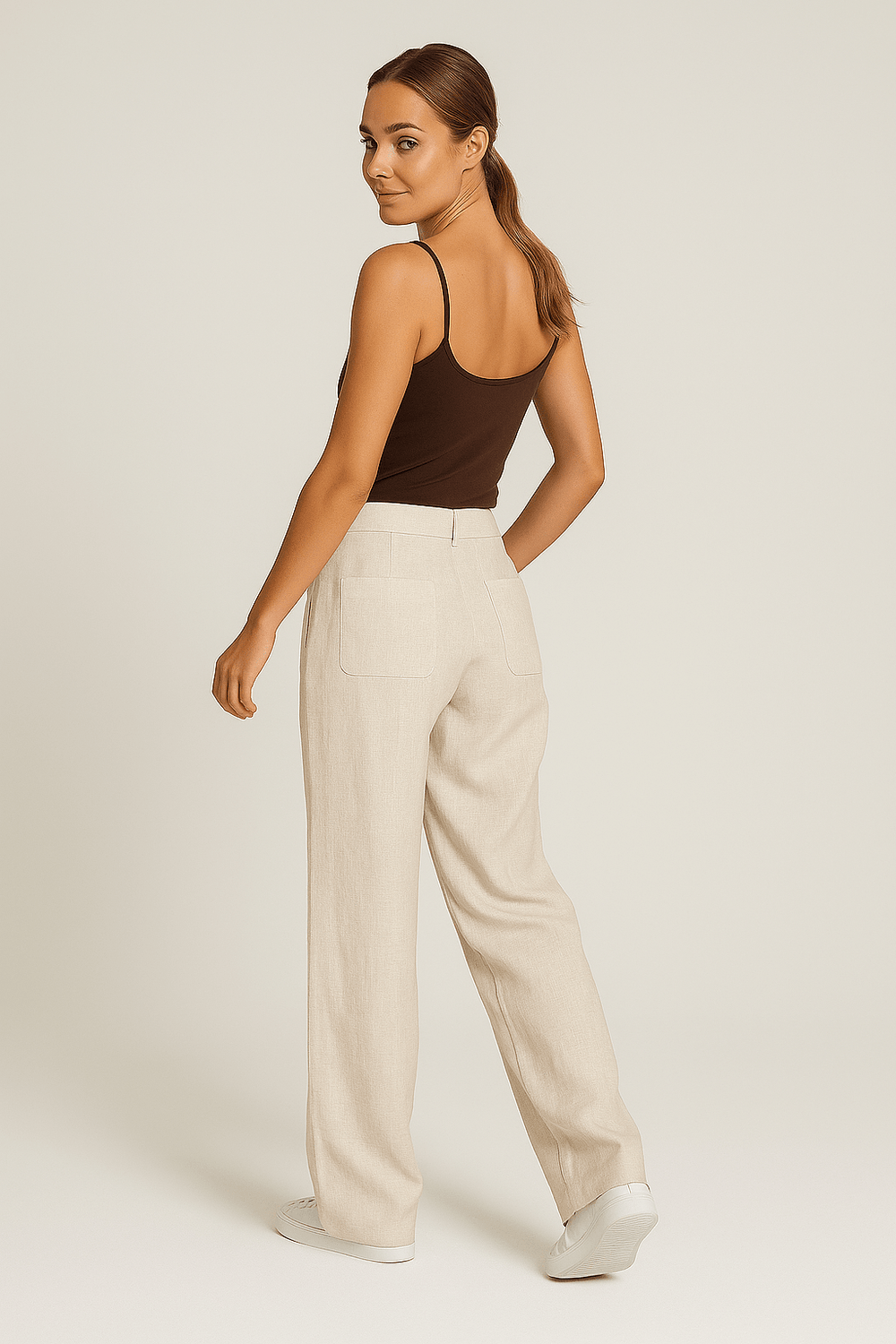 Femme portant Pantalon en lin Naelya | Pantalon fluide en lin doux