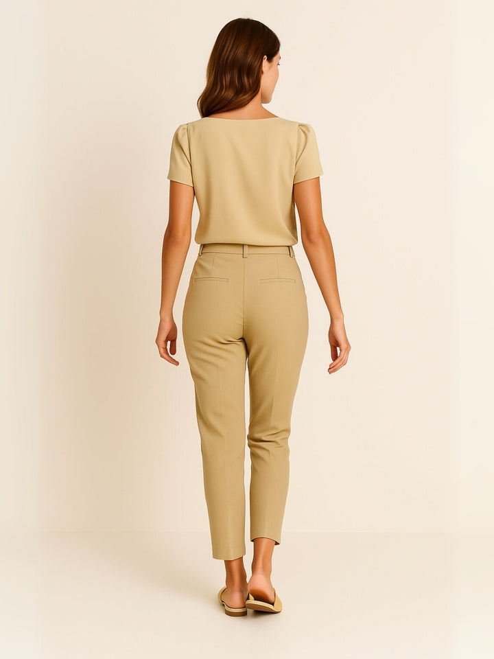 Femme portant Blouse Nelyssa | Blouse asymétrique boutonnée chic