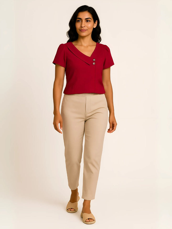 Femme portant Blouse Nelyssa | Blouse asymétrique boutonnée chic
