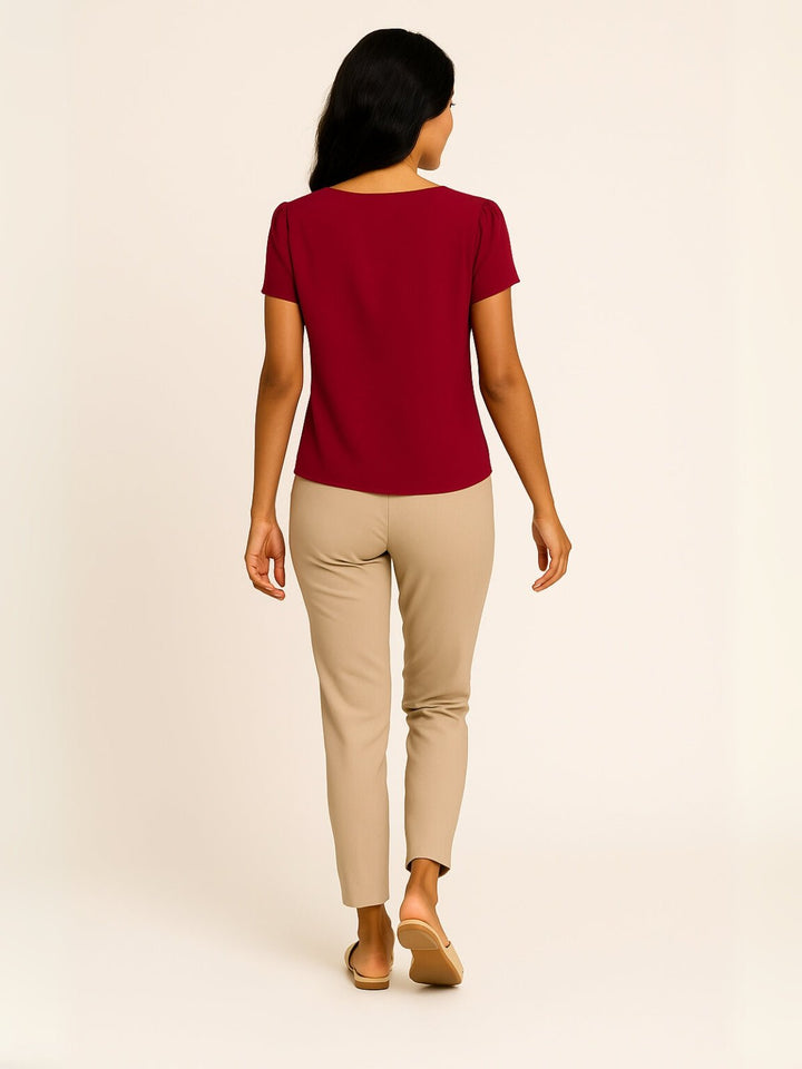 Femme portant Blouse Nelyssa | Blouse asymétrique boutonnée chic