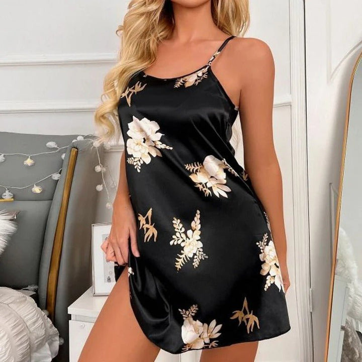 Femme portant Noémie - Nuisette Satinée Élégante