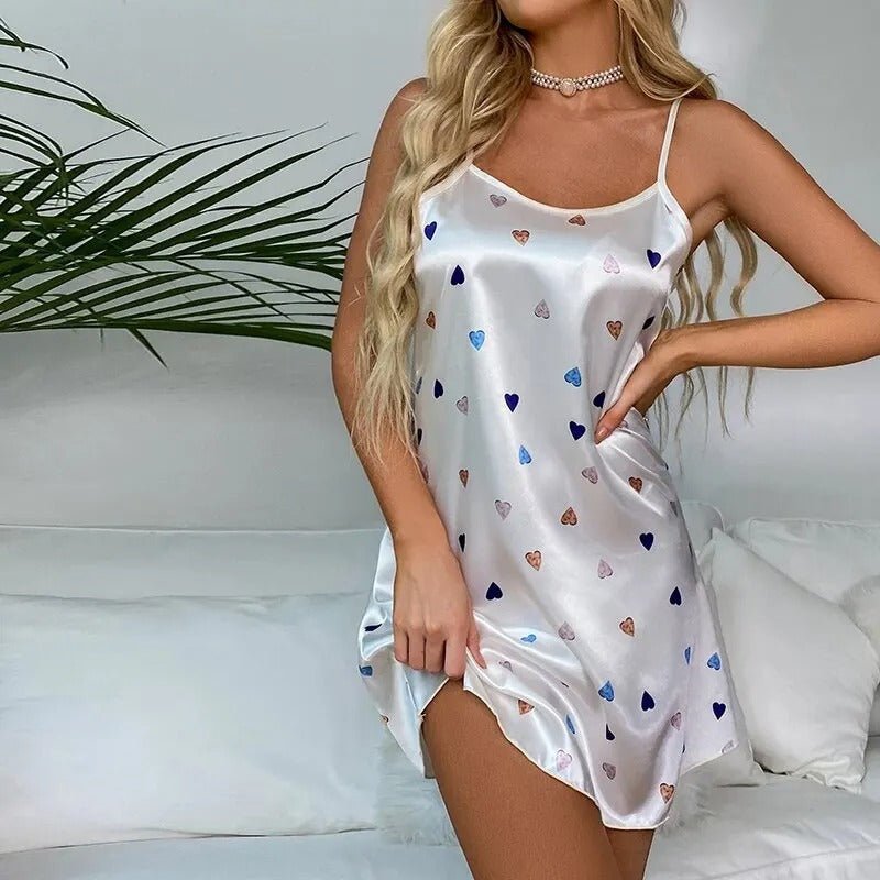 Femme portant Noémie - Nuisette Satinée Élégante