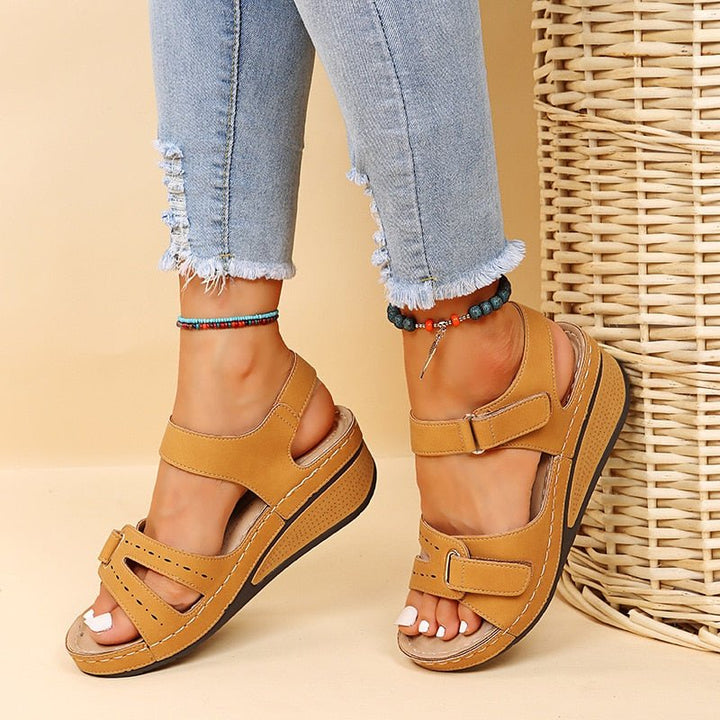 Femme portant Sandale Nora | Sandales Orthopédiques Élégantes