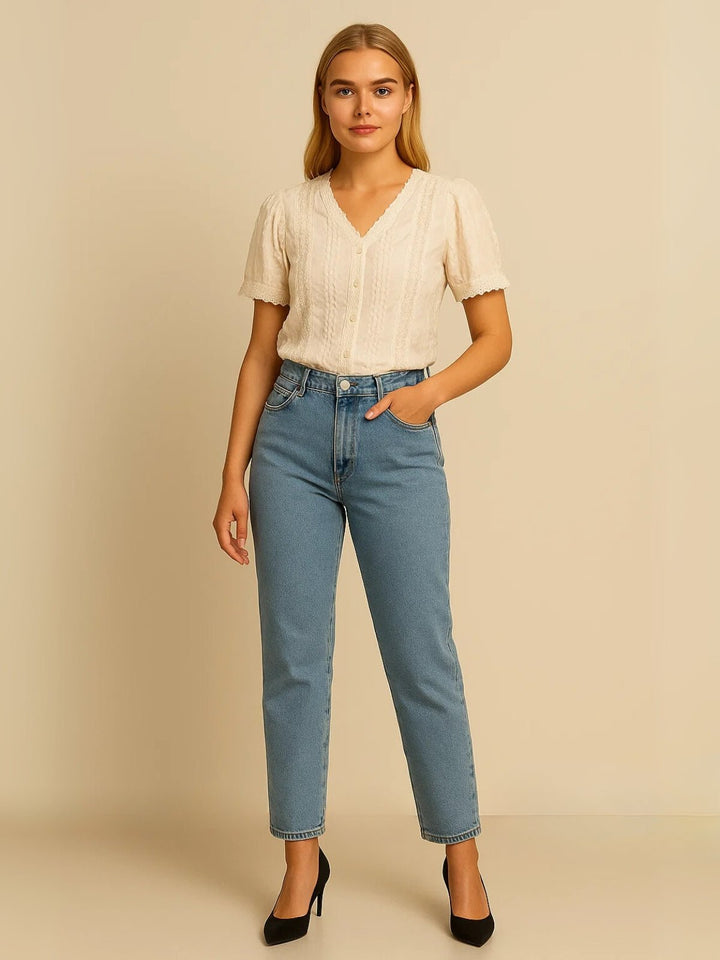 Femme portant Blouse Orlinda | Blouse col V dentelle contrastée