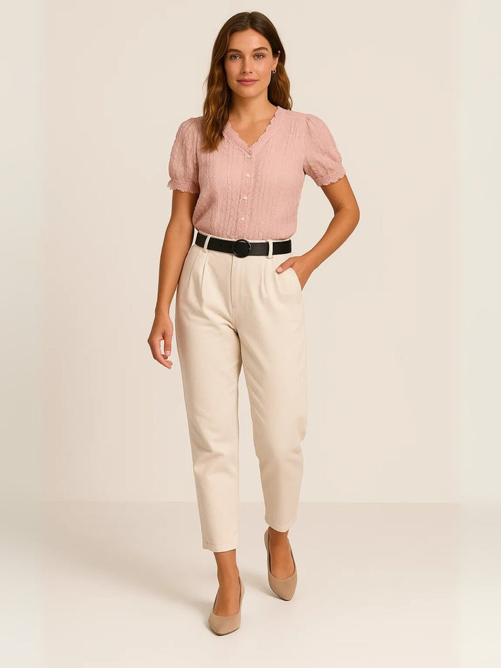 Femme portant Blouse Orlinda | Blouse col V dentelle contrastée