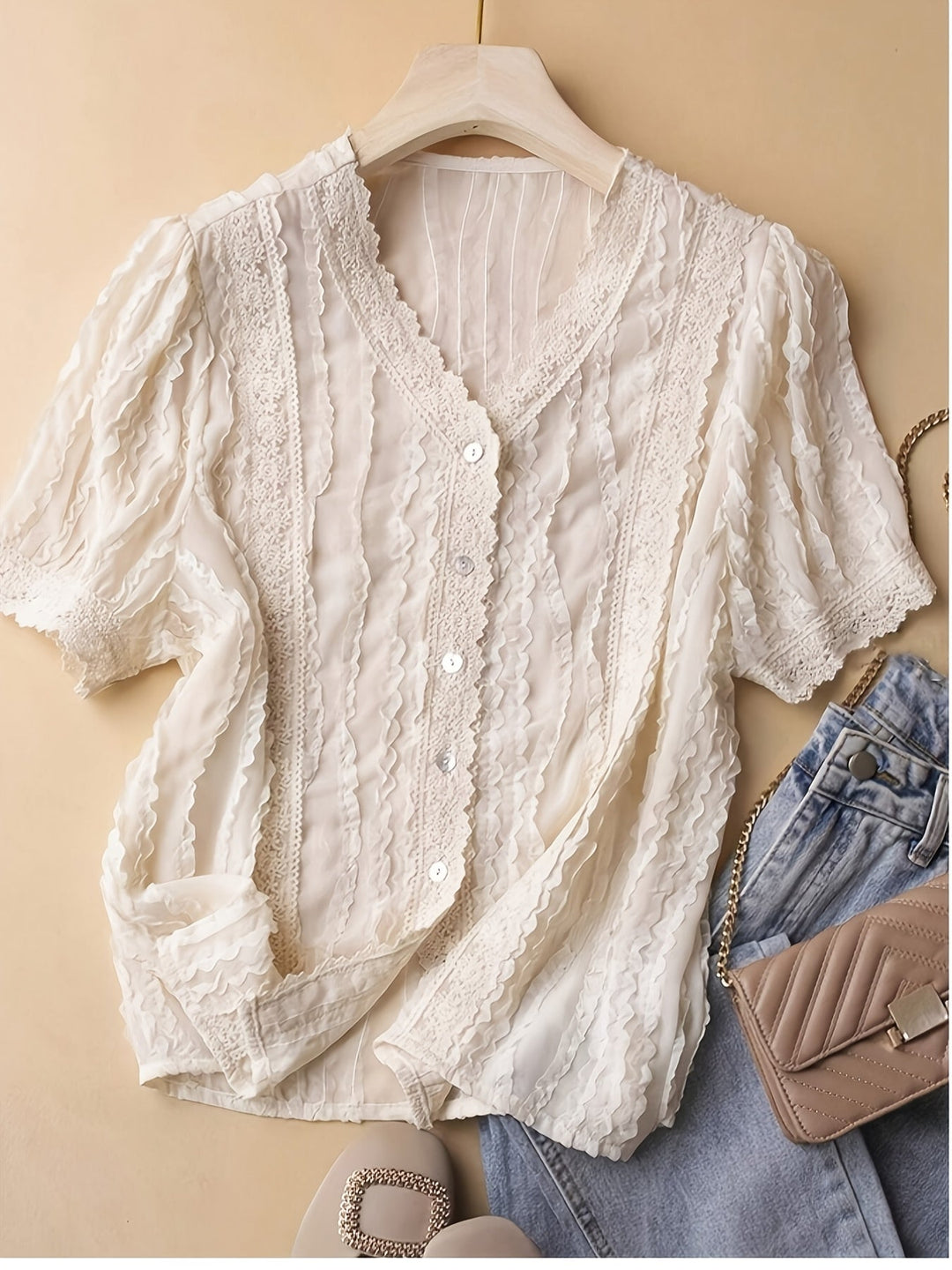 Femme portant Blouse Orlinda | Blouse col V dentelle contrastée