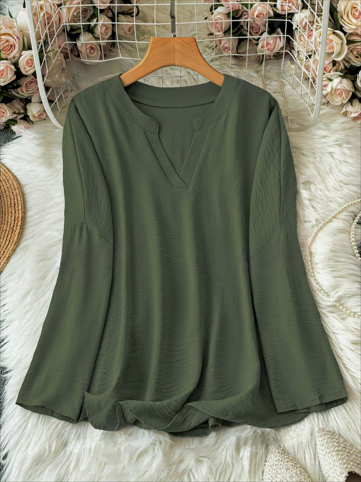Femme portant Blouse Sélina | Blouse fluide à col fendu
